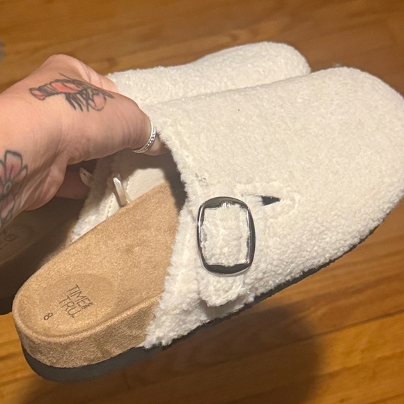 Time and Tru Kids Tan Fuzzy Slippers BRAND NEW - Picture 3 of 4